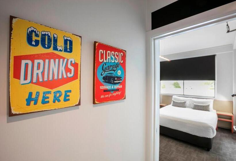 إستديو عائلى, Nightcap At Camp Hill