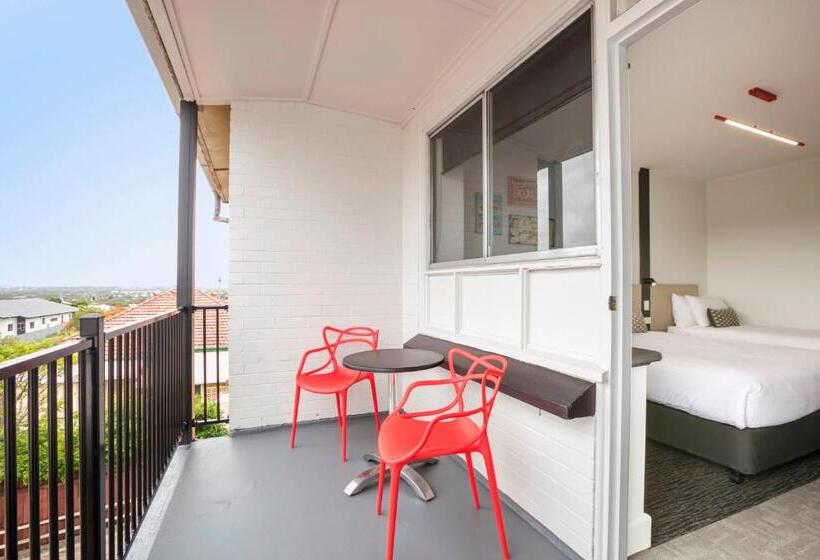 إستوديو قياسى سرير ملكى, Nightcap At Camp Hill