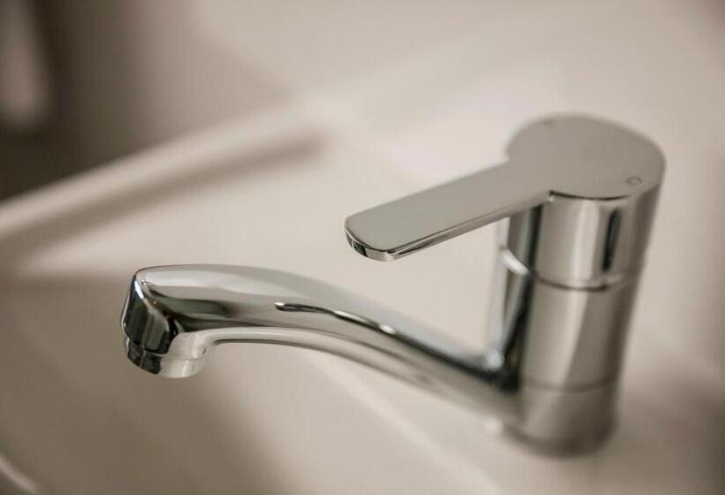 إستوديو قياسى سرير ملكى, Nightcap At Camp Hill