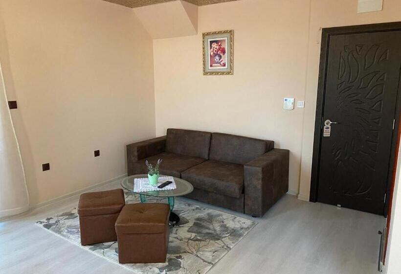 سوییت جونیور, Complex Koko Hills