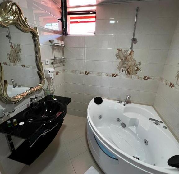 سوییت لوکس, Complex Koko Hills