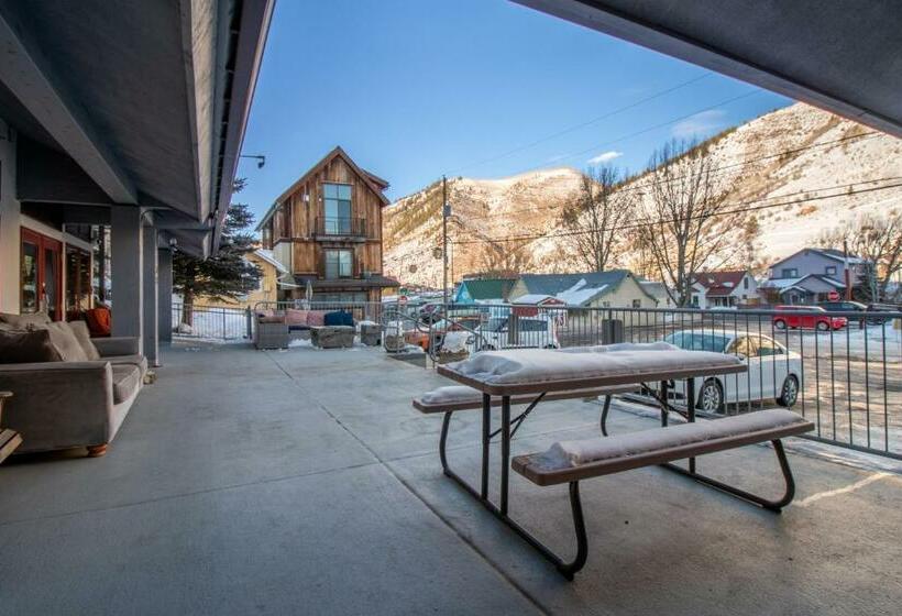 ルームシェアのワンベッド, The Bunkhouse