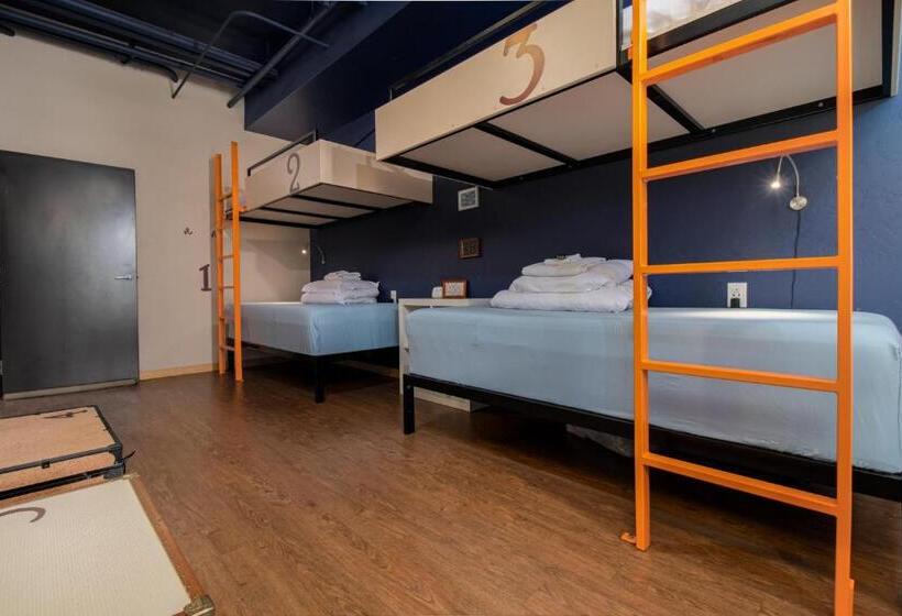 ルームシェアのワンベッド, The Bunkhouse