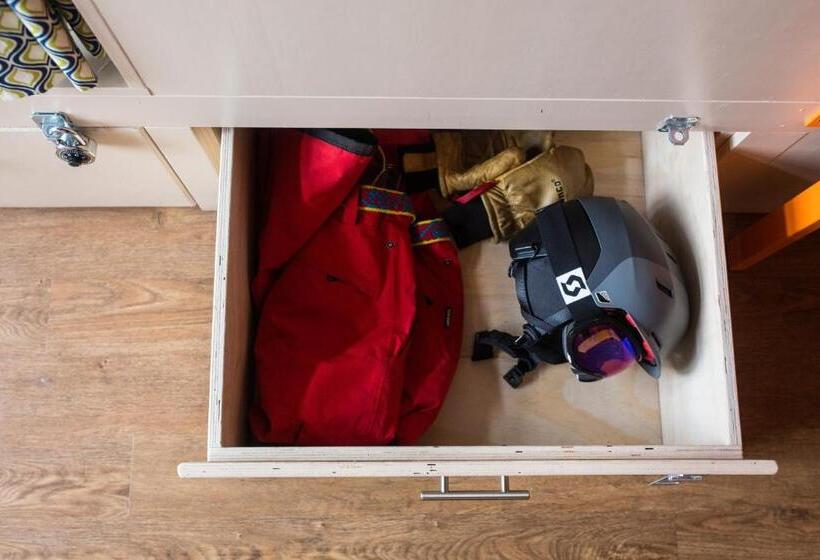 ルームシェアのワンベッド, The Bunkhouse