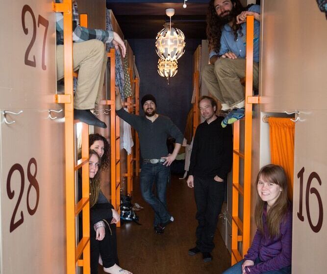 ルームシェアのワンベッド, The Bunkhouse