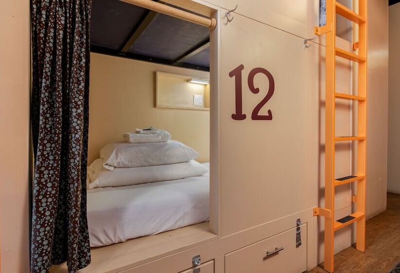 ルームシェアのワンベッド, The Bunkhouse