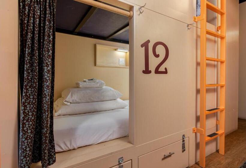 ルームシェアのワンベッド, The Bunkhouse