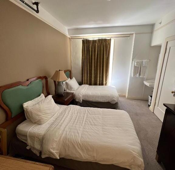 غرفة قياسية حمام مشترك, Nash