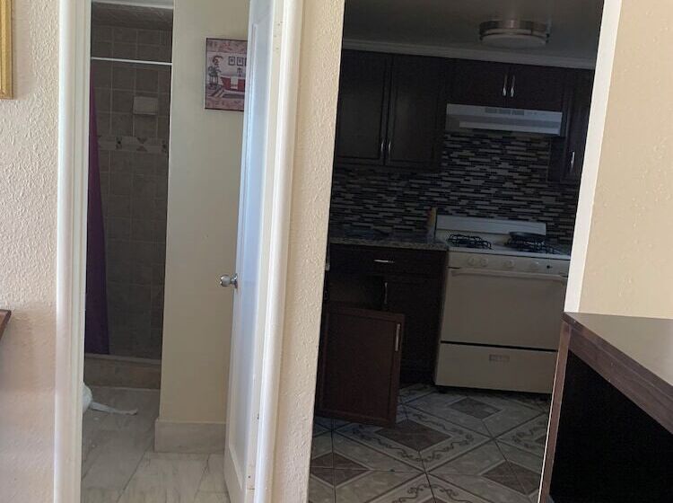 Студия Стандарт, Jerry S Motel