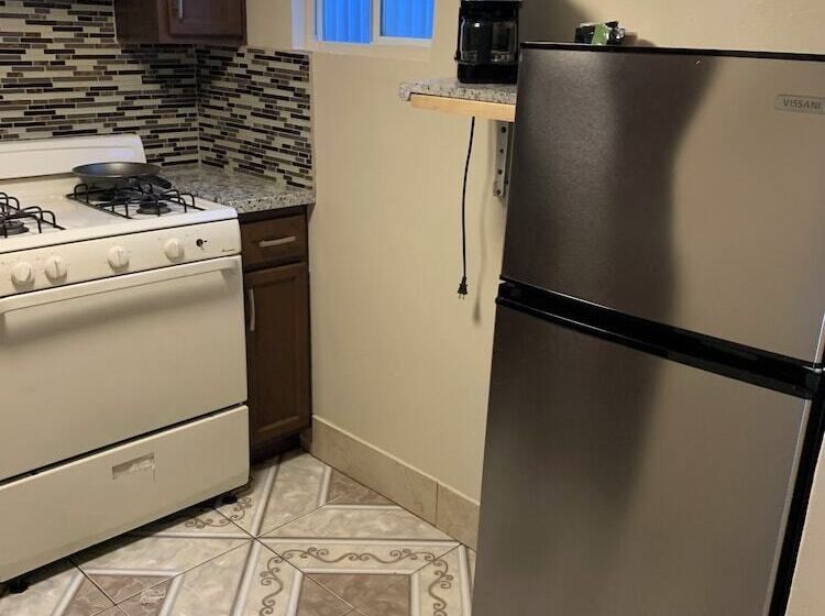 Студия Стандарт, Jerry S Motel