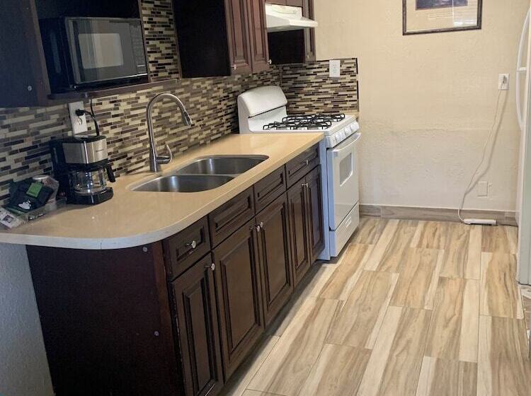 Студия Стандарт, Jerry S Motel