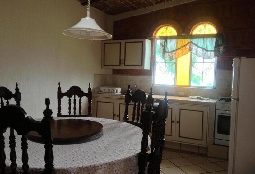 جناح عائلي, Mama Chuy Hotel & Villas