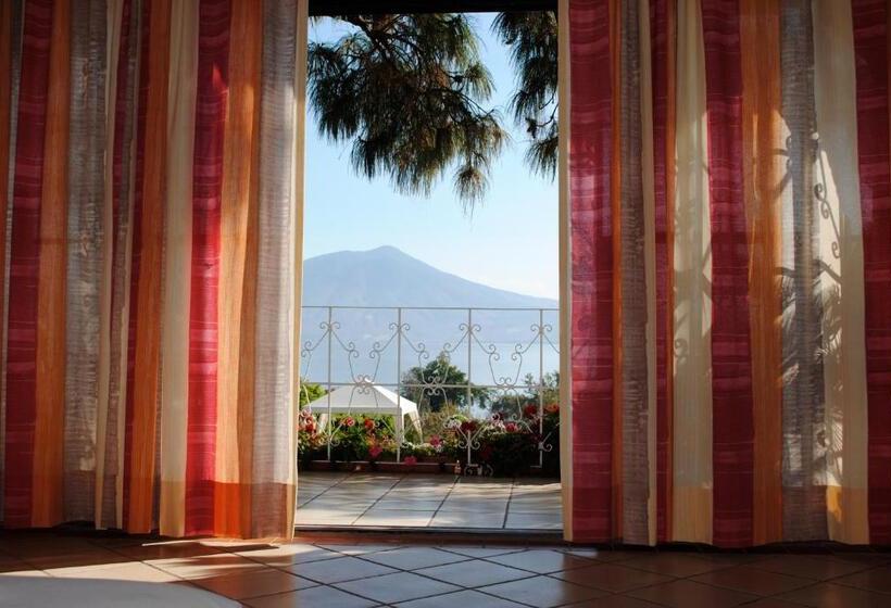 جناح, Mama Chuy Hotel & Villas