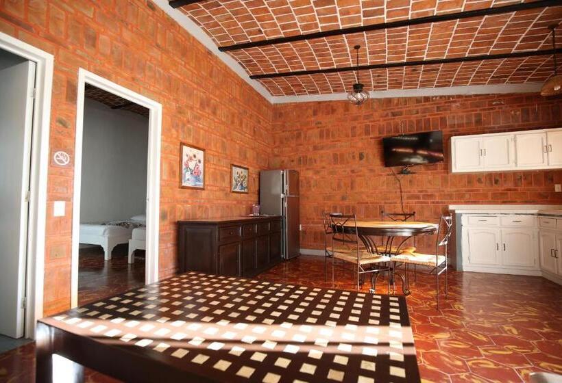 جناح عائلي, Mama Chuy Hotel & Villas