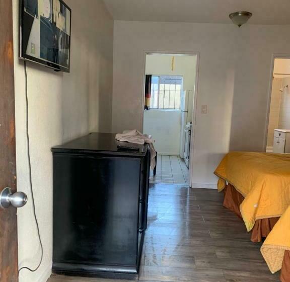 اتاق استاندارد چهار تخته, Encore Inn