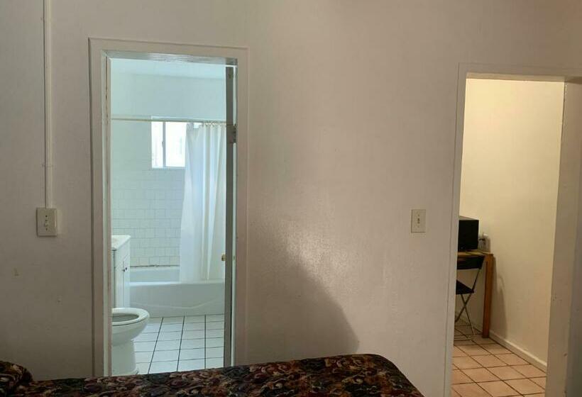 اتاق استاندارد چهار تخته, Encore Inn