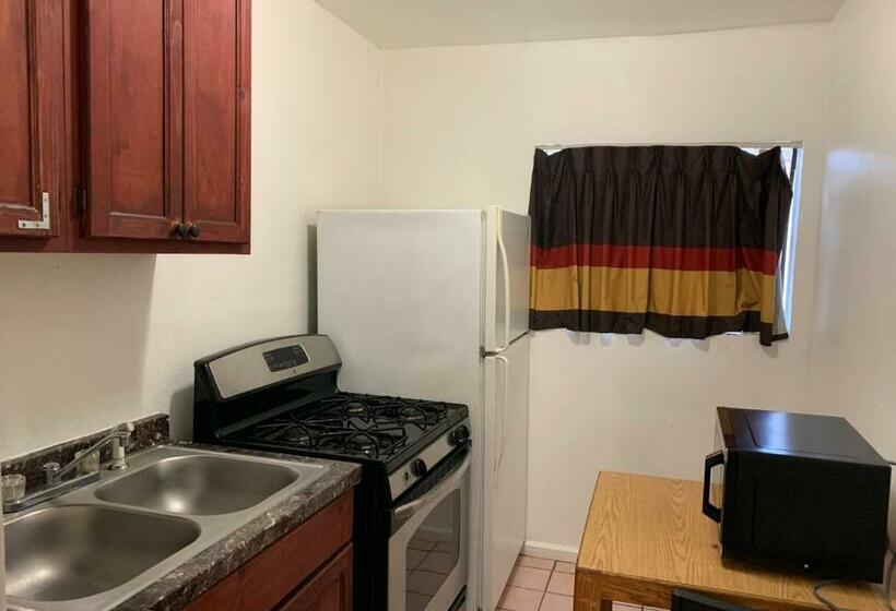 اتاق استاندارد چهار تخته, Encore Inn