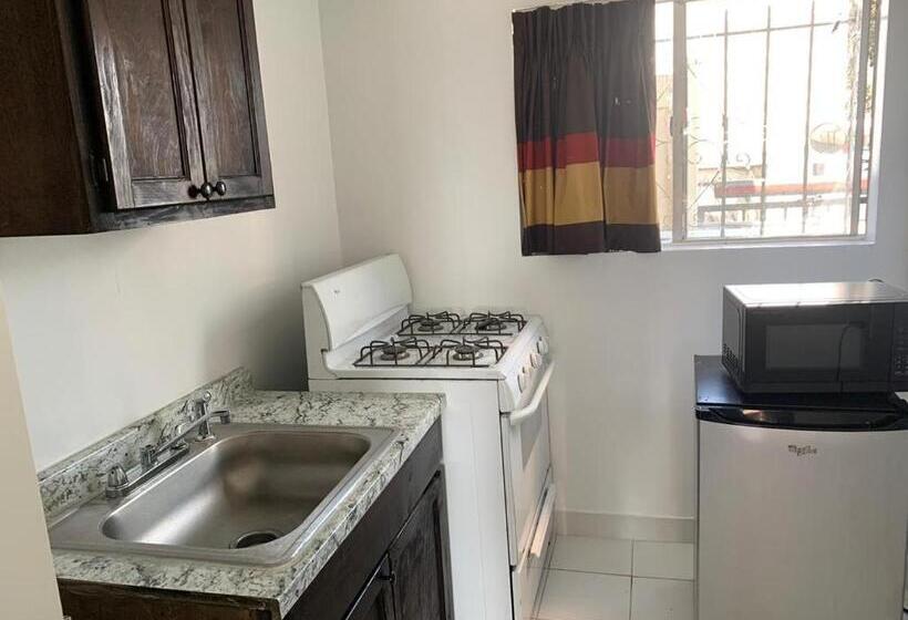 استودیوی لوکس, Encore Inn