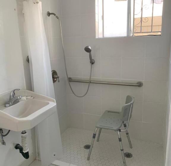 استودیوی لوکس, Encore Inn