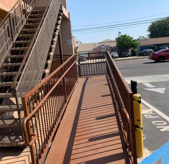 استودیوی لوکس, Encore Inn