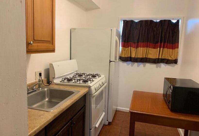 استودیوی لوکس, Encore Inn