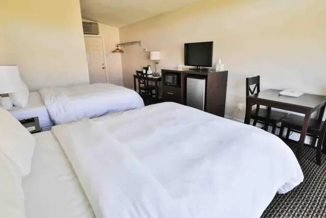 スタンダード4人部屋, Nader S Motel & Suites
