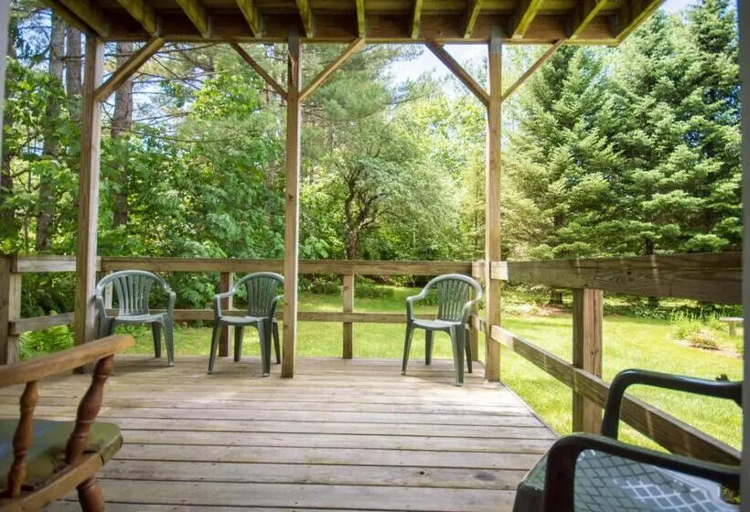 تختخواب در اتاق مشترک, The Notch Hostel