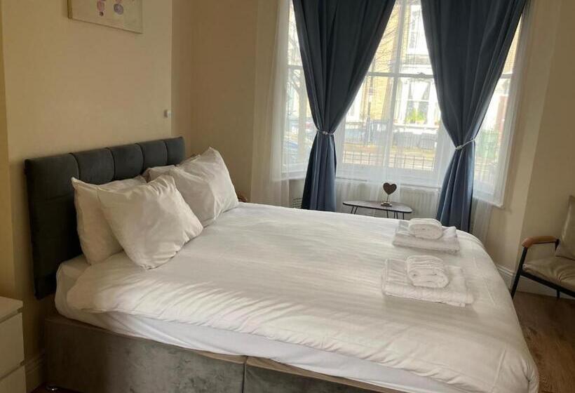 Delüks Oda, Specious Studio Flats