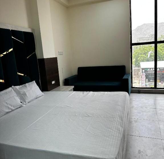 Номер Deluxe, Golden Oasis Near Danik Bhaskar Office