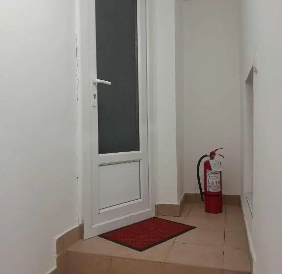 اتاق خانوادگی, Goshevski Apartment