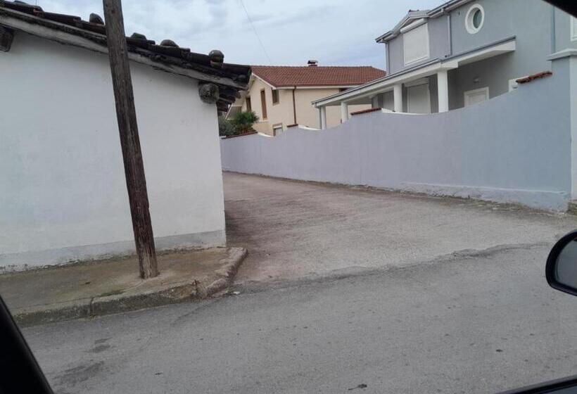 اتاق خانوادگی, Goshevski Apartment