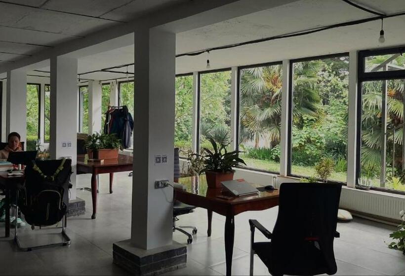 چادر با خدمات رفاهی استاندارد, Coworking & Coliving Gumbrini