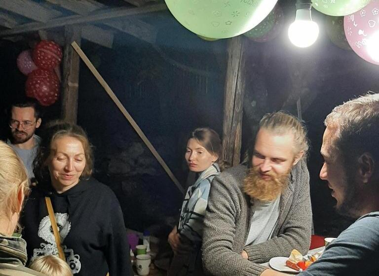 چادر با خدمات رفاهی استاندارد, Coworking & Coliving Gumbrini