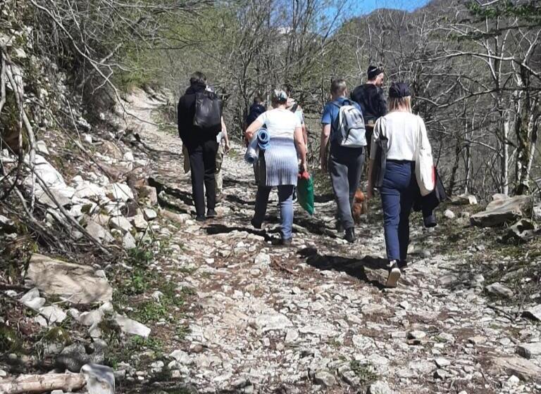 چادر با خدمات رفاهی استاندارد, Coworking & Coliving Gumbrini