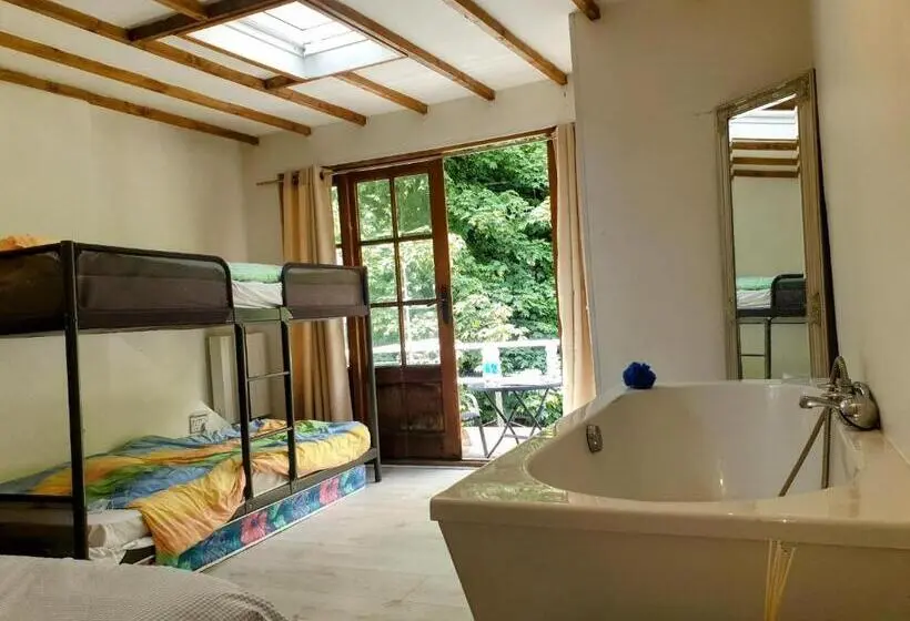 ファミリールーム, First And Last Youth Hostel