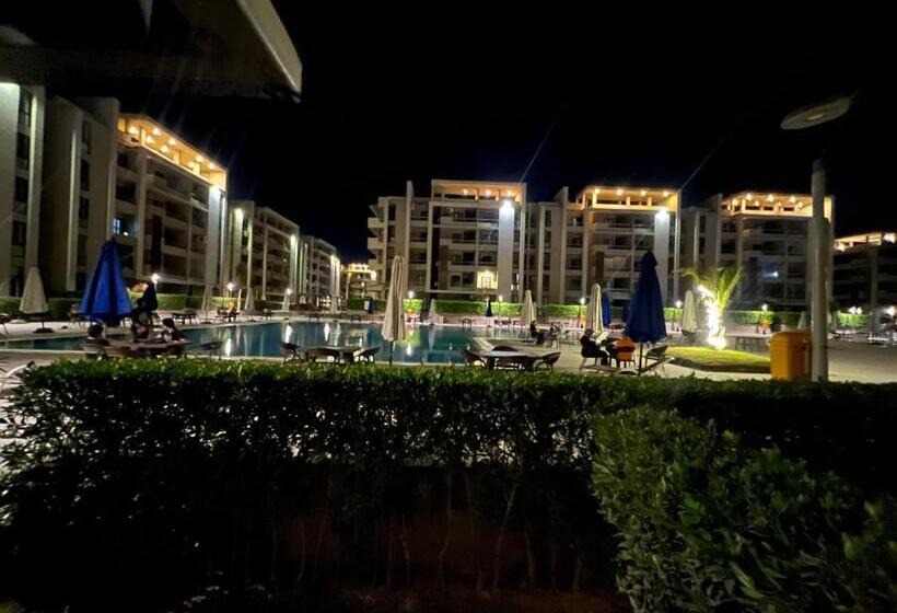 اتاق استاندارد با چشم‌انداز استخر, Grand Hills Village