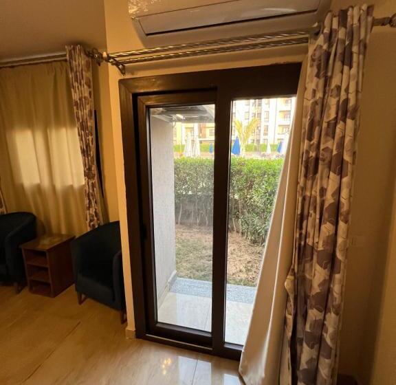 اتاق استاندارد با چشمانداز استخر, Grand Hills Village