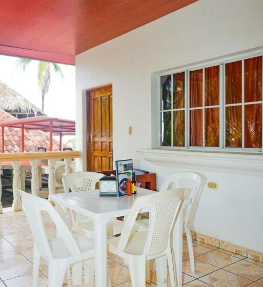 标准三人间, Y Restaurante Punta Diamantes