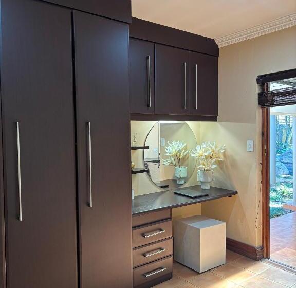 Семейный Номер Вид на Сад, Accommodation Bedfordview   Hethersett Guesthouse