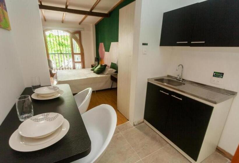 غرفة قياسية ثلاثية مزودة بشرفة, Albore Hostel Pereira