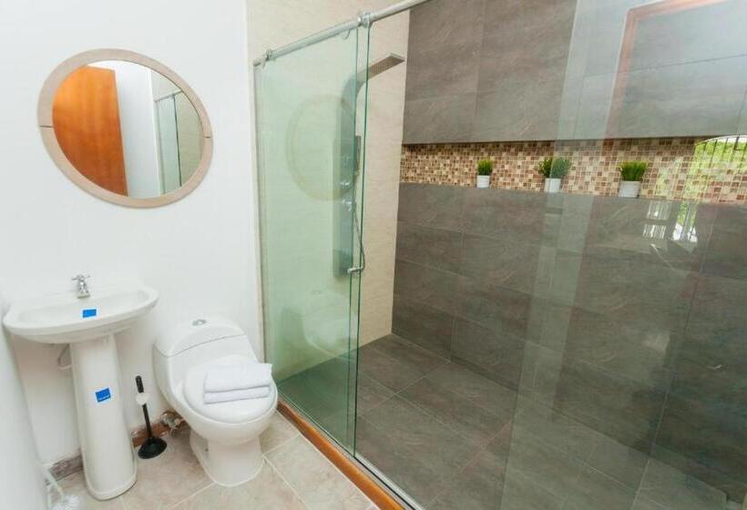 غرفة قياسية ثلاثية مزودة بشرفة, Albore Hostel Pereira