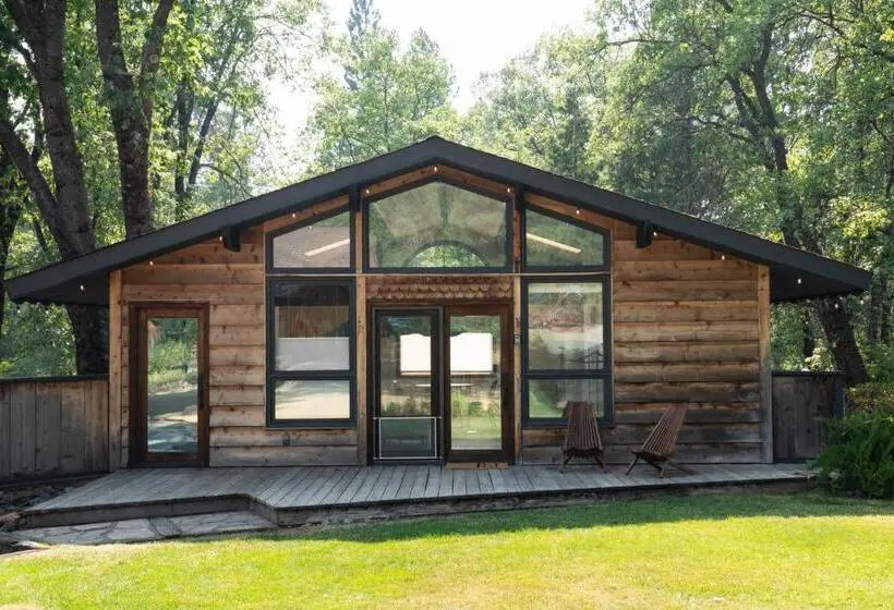 マウンテンビュースイート, Basecamp Lodge