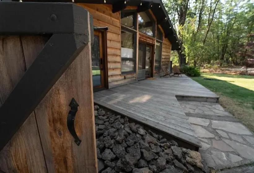マウンテンビュースイート, Basecamp Lodge