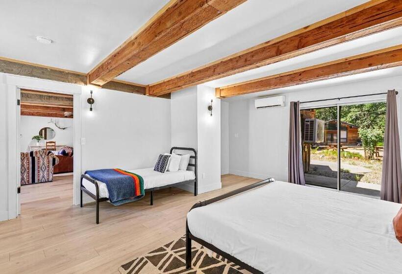 패밀리 방갈로, Basecamp Lodge