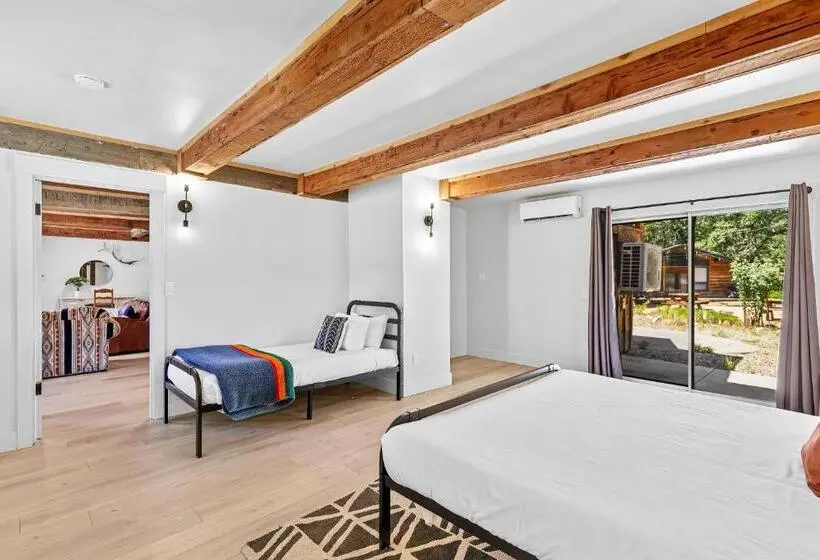 家族用バンガロー, Basecamp Lodge