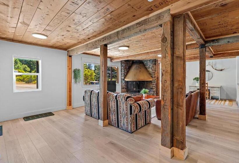 패밀리 방갈로, Basecamp Lodge