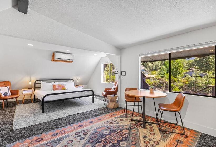 발코니가 있는 스위트, Basecamp Lodge