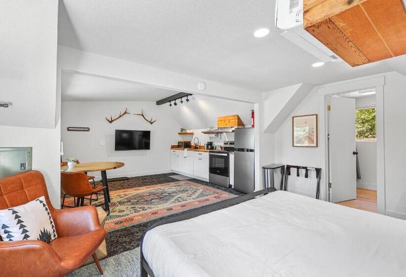 발코니가 있는 스위트, Basecamp Lodge