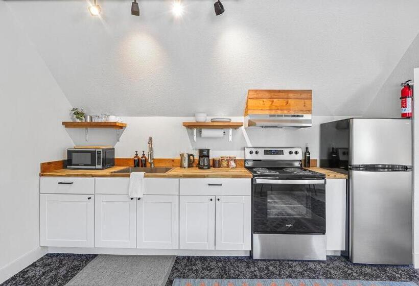 발코니가 있는 스위트, Basecamp Lodge