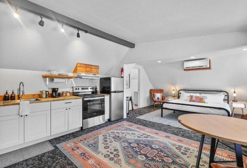 발코니가 있는 스위트, Basecamp Lodge